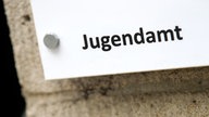 Der Schriftzug "Jugendamt" ist auf einem Schild zu lesen. 