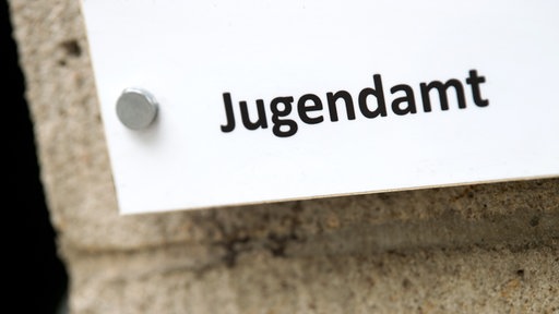 Der Schriftzug "Jugendamt" ist auf einem Schild zu lesen. 