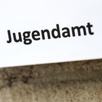 Der Schriftzug "Jugendamt" ist auf einem Schild zu lesen. 
