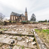 Bild: Außenansicht Gebäude, Kirche, Fenster mit Brettern