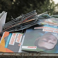01.10.2020, Nordrhein-Westfalen, Düsseldorf: Abgehängte Wahlplakate aus Kunststoff der Kandidaten für die Kommunalwahl in Nordrhein-Westfalen liegen zur Entsorgung in einem Container. 