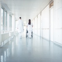 Krankenhausflur mit Arzt und Pflegerin