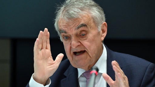 Studie zu Belastungen und Stresserleben bei der Kripo: Minister Herbert Reul beim Pressegespräch