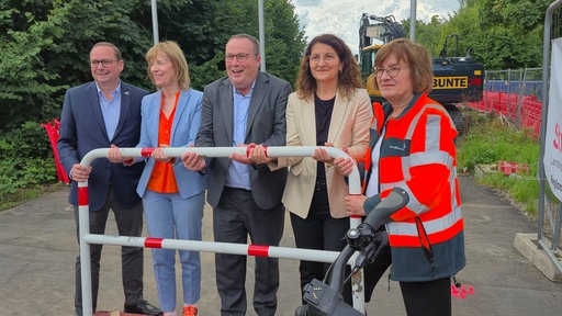 NRW-Verkehrsminister Oliver Krischer (Mitte) bei der Eröffnung eines neuen Bauabschnitts des RS1