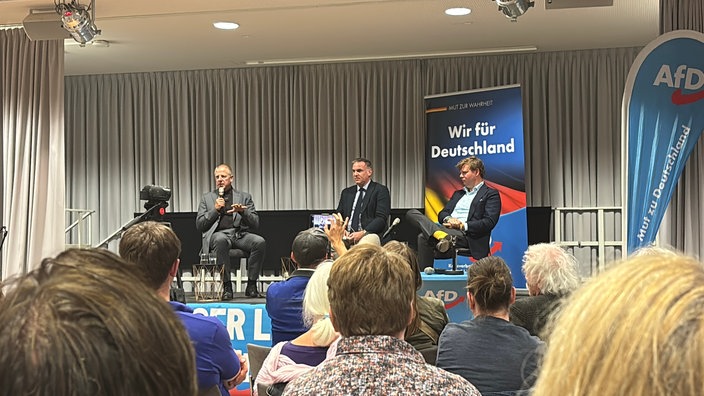 Der ultrarechte Verleger Götz Kubitschek (l.) im Gespräch auf einem Podium mit den Düsseldorfer AfD-Chef Elmar Salinger und dem AfD-OB-Kandidaten in Düsseldorf, Claus-Henning Gahr