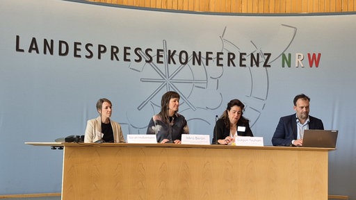 (v.l.n.r.) Sarah Haßelmann (Leiterin des Fachbereichs Migration beim Deutschen Roten Kreuz), Mira Berlin (Projektleitung Dokumentation und Berichtswesen im Netzwerk ada.nrw), Gülgün Teyhani (Geschäftsführerin ARIC-NRW e.V.), Jose Narciandi (LPK) 