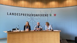 Zu sehen sind v.l. Aline Wybranietz und Peter Pick vom Landesverband der Alzheimer Gesellschaften NRW und Dorothea Hülsmeyer (LPK)