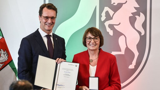 NRW-Ministerpräsident Wüst überreicht Landesverdienstorden