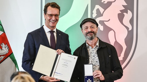 NRW-Ministerpräsident Wüst überreicht Landesverdienstorden