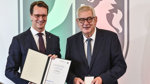 NRW-Ministerpräsident Wüst überreicht Landesverdienstorden