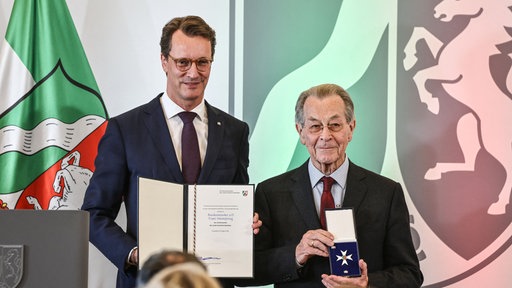 NRW-Ministerpräsident Wüst überreicht Landesverdienstorden