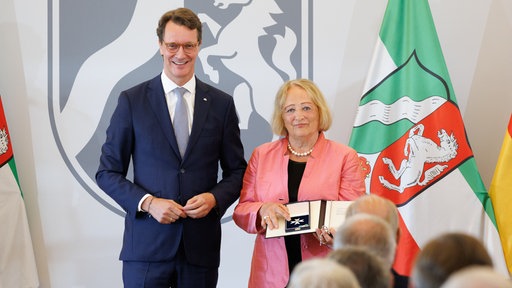 Hendrik Wüst verleiht Sabine Leutheusser-Schnarrenberger den Landesverdienstorden