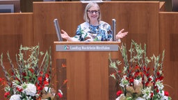 Barbara Dauner-Lieb, Präsidentin des Verfassungsgerichtshofs, spricht beim Festakt im Landtag zu 75 Jahre NRW-Verfassung