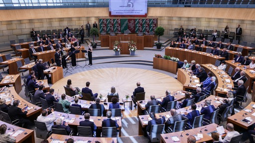 Abgeordnete verfolgen den Festakt im Landtag zu 75 Jahre NRW-Verfassung. 