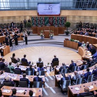 Abgeordnete verfolgen den Festakt im Landtag zu 75 Jahre NRW-Verfassung. 