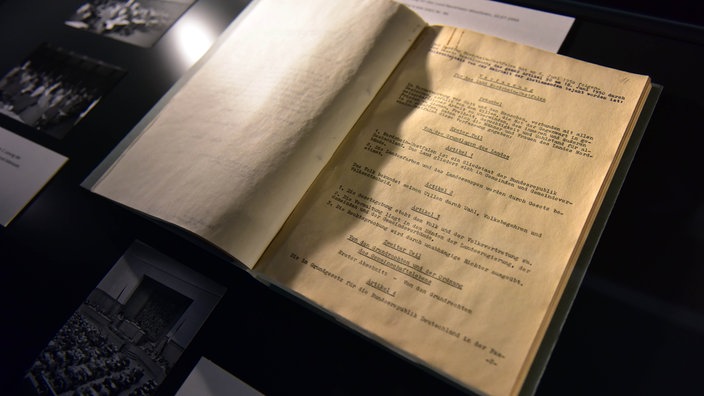Das Originaldokument der nordrhein-westfälischen Landesverfassung - braunes, billiges Nachkriegspapier, mit der Schreibmaschine beschrieben