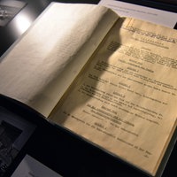 Das Originaldokument der nordrhein-westfälischen Landesverfassung - braunes, billiges Nachkriegspapier, mit der Schreibmaschine beschrieben