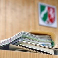Bild von der Richterbank im Oberverwaltungsgericht mit Akten 
