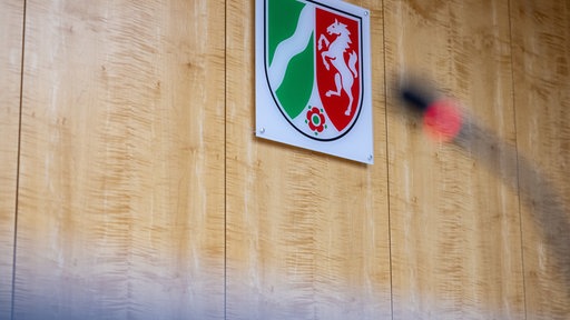 NRW-Wappen im Sitzungssaal des OVG-Münsters, in dem auch der Landesverfassungsgerichtshof tagt