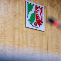 NRW-Wappen im Sitzungssaal des OVG-Münsters, in dem auch der Landesverfassungsgerichtshof tagt