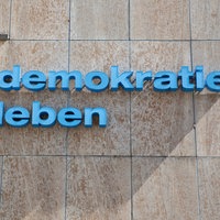 Schild der Landeszentrale für politische Bildung "Demokratie leben"