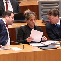 Staatskanzlei-Chef Nathanael Liminski (CDU) im Gespräch mit Vize-Ministerpräsidentin Mona Neubauer (Bündnis 90/Die Grünen) und Ministerpräsident Hendrik Wüst (CDU)