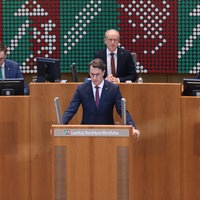 Landtagspräsident Kuper und Ministerpräsident Wüst am Rednerpult bei einer Landtagsdebatte