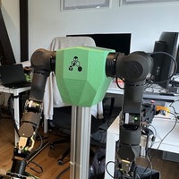 Ministerin Gorißen gibt einem Roboter Nachhilfe beim Packen von Kisten