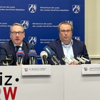 Minister Benjamin Limbach und Oliver Krischer (Grüne) und Oberstaatsanwältin Britta Affeldt