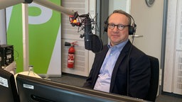 Benjamin Limbach am Mikrofon für den Podcast 18 Millionen