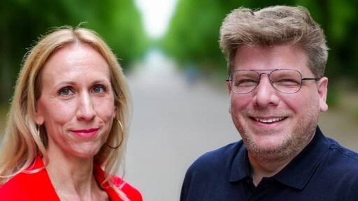 Alexandra Mehdi und Sebastian Merkens von den Linken lächeln in die Kamera