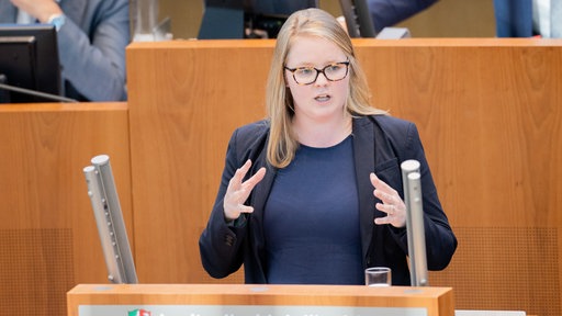 Lisa Kapteinat (SPD) spricht im Plenum des Landtags 2020