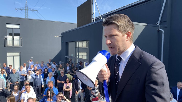 Martin Vincentz, AfD, spricht beim Parteitag in Marl in ein Megafon