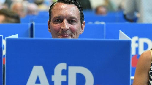 Der Dortmunder Bundestagsabgeordnete Mattias Helferich (AfD) sitzt hinter einer Wahlkabine auf der Landeswahlversammlung in Marl 2027