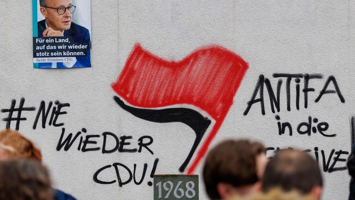 Auf die Wand der Schützenhalle in Menden wurde ein Graffiti gesprüch, mit dem die CDU und Friedrich Merz beleidigt werden