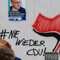 Auf die Wand der Schützenhalle in Menden wurde ein Graffiti gesprüch, mit dem die CDU und Friedrich Merz beleidigt werden