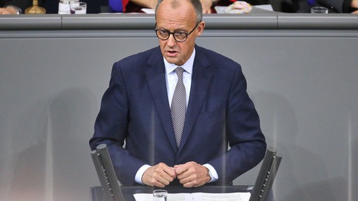 Friedrich Merz steht am Rednerpult im Bundestag