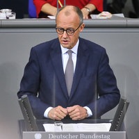 Friedrich Merz steht am Rednerpult im Bundestag