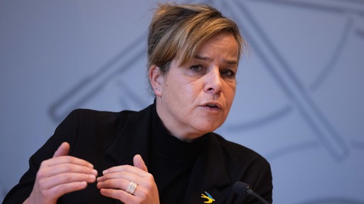 Mona Neubaur (Bündnis 90/Die Grünen), Ministerin für Wirtschaft, Industrie, Klimaschutz und Energie von Nordrhein-Westfalen sowie stellvertretende Ministerpräsidentin, spricht bei ihrer Jahresauftakt-Pressekonferenz in der Landespressekonferenz.