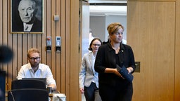 Mona Neubar (Grüne) auf dem Weg zu ihrer Befragung im PUA-Solingen (im CDU-Fraktionsaal)