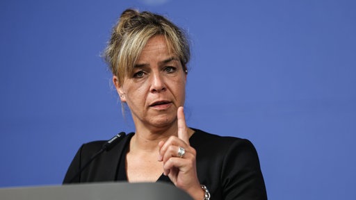 Mona Neubaur (Grüne), stellvertretende Ministerpräsidentin äußert sich zum Gesetzespaket der Landesregierung zur Entlastung von Bürgern, Kommunen und Unternehmen.