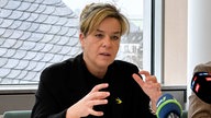 Wirtschaftsministerin Mona Neubaur (Grüne) bei der Vorstellung des Konjunkturberichts