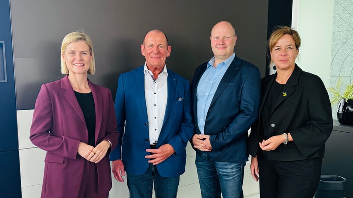NRW.Bank-Vorständin Johanna Tjaden-Schulte, Unternehmer Eduard Brammertz und Marco Offermann zusammen mit NRW-Wirtschaftsministerin Mona Neubaur (Grüne)