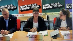 Pressekonferenz zur Kampagne "NRW muss investieren" mit Gabriele Schmidt, Kirsten Schwenke, Lisa-Kristin Kapteina, Michael Rosellen und Martin Murrack sitzen vor den Mikrofonen am Tisch.
