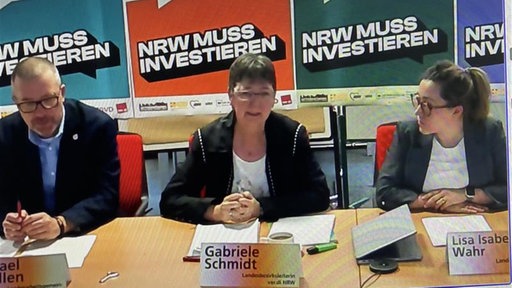 Pressekonferenz zur Kampagne "NRW muss investieren" mit Gabriele Schmidt, Kirsten Schwenke, Lisa-Kristin Kapteina, Michael Rosellen und Martin Murrack sitzen vor den Mikrofonen am Tisch.