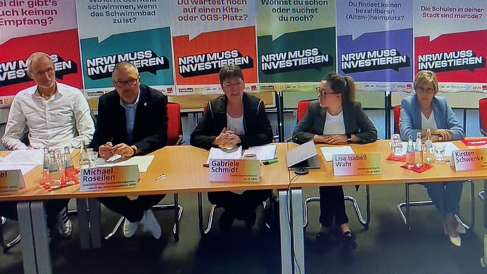 Pressekonferenz zur Kampagne "NRW muss investieren" mit Gabriele Schmidt, Kirsten Schwenke, Lisa-Kristin Kapteina, Michael Rosellen und Martin Murrack sitzen vor den Mikrofonen am Tisch.