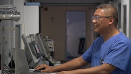 Oberarzt Roderick Enecio bei einer Untersuchung im Krankenhaus