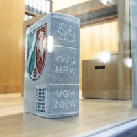 Steinernes Gesetzbuch mit Landeswappen im Oberverwaltungsgericht NRW