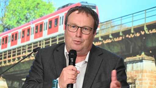 Oliver Krischer, Minister für Umwelt, Naturschutz und Verkehr des Landes Nordrhein-Westfalen spricht bei der Feier 50 Jahre S-Bahn: Köln feiert das Rückgrat des Nahverkehrs