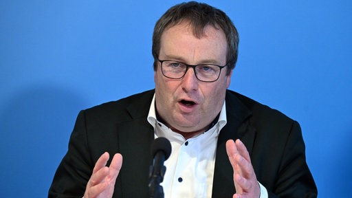 10.10.2024, Nordrhein-Westfalen, Duisburg: Oliver Krischer, (Bündnis 90/Die Grünen), Minister für Umwelt, Naturschutz und Verkehr des Landes Nordrhein-Westfalen spricht bei einer Pressekonferenz